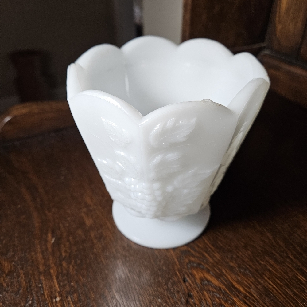 Vintage Grape vine pattern milk glass container. - Picture 4 of 11